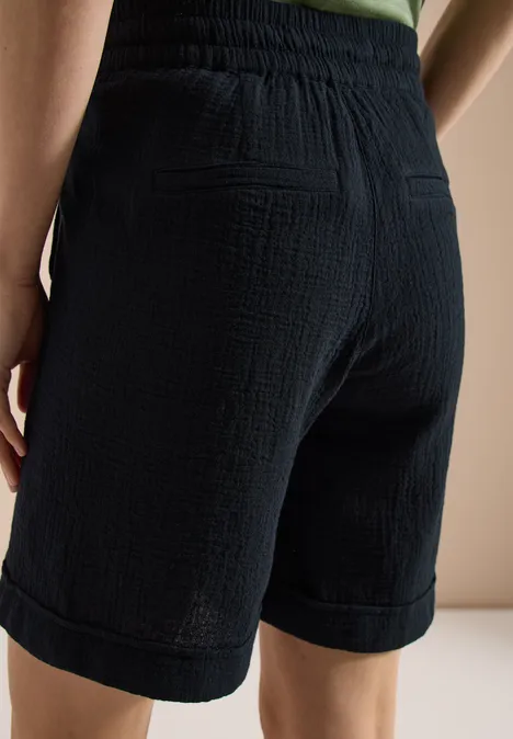 Schwarze, knielange Bermuda-Shorts mit strukturierter Oberfläche und elastischem Bund