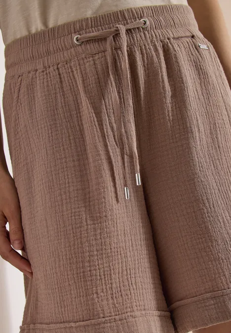 Bruine, losse katoenen short met ruitstructuur, elastische taille en aantrekkoord.