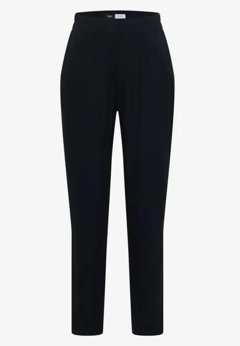 Schwarze, schlichte Hose mit schmalem Bein und elastischem Bund.