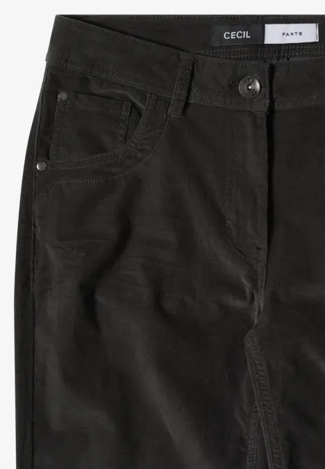 Schwarze Cordhose mit Gürtelschlaufen und seitlichen Eingrifftaschen.