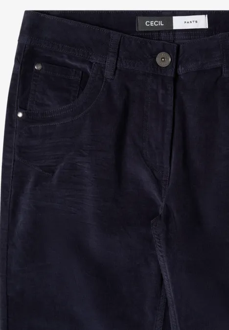 Dunkelblaue Cordhose mit Taschen und Knopfverschluss, leicht angerautes Material.