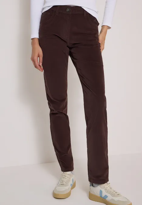 Braune Cordhose mit geradem Schnitt, kombiniert mit weißen Sneakern.