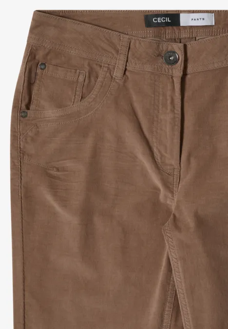 Braune Cordhose mit Knopf- und Reißverschlusstasche und sichtbaren Nahtdetails.