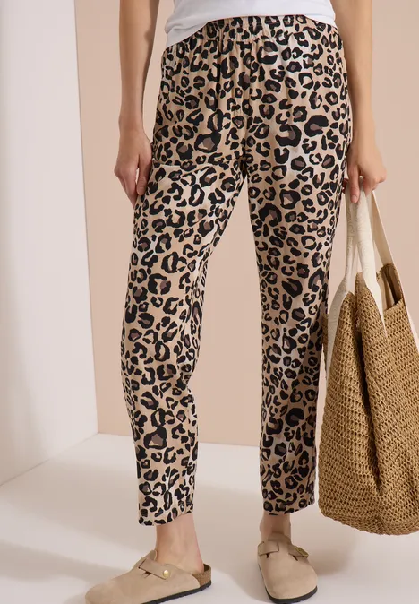 Slim Leg Hose im Loose Fit mit Leo-Muster urban taupe Leichte Damenhose mit Leopardenmuster, dazu Basttasche und bequeme Slipper