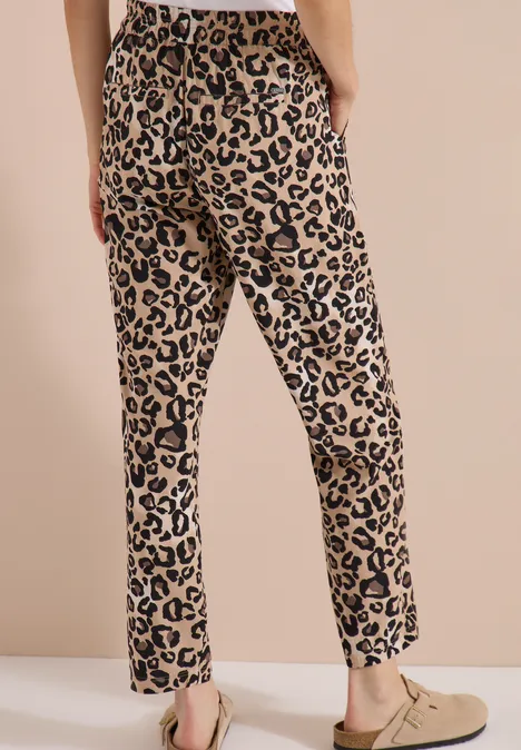 Slim Leg Hose im Loose Fit mit Leo-Muster urban taupe Hose mit Leopardenmuster, geradem Bein, leicht tailliert und mit beigen Slippern kombiniert.