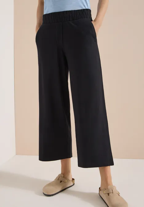 3/4 Wide Leg Hose im Casual Fit Black Schwarze, weite Culotte-Hose mit elastischem Bund und seitlichen Taschen.