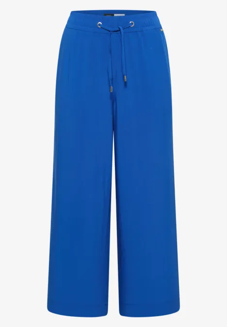 Blaue, weite, hoch geschnittene Hose mit Tunnelzug und weitem Bein.