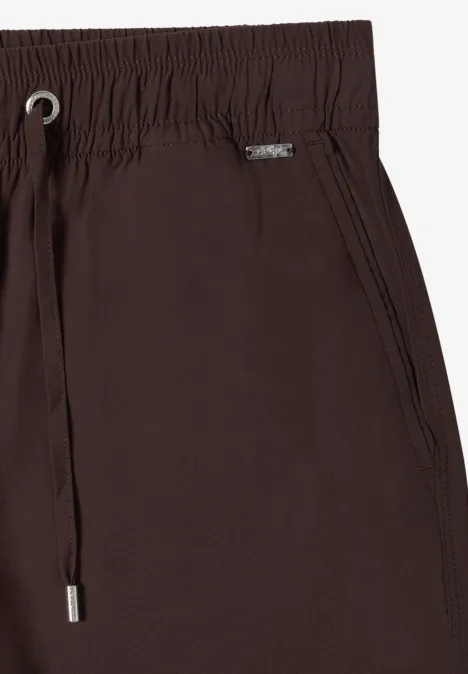 Braune Freizeithose mit Gummibund, Tunnelzug und seitlichen Eingrifftaschen.