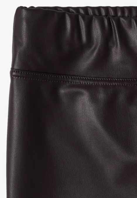 Schwarzer, hoch taillierter Rock aus Lederimitat mit elastischem Bund.
