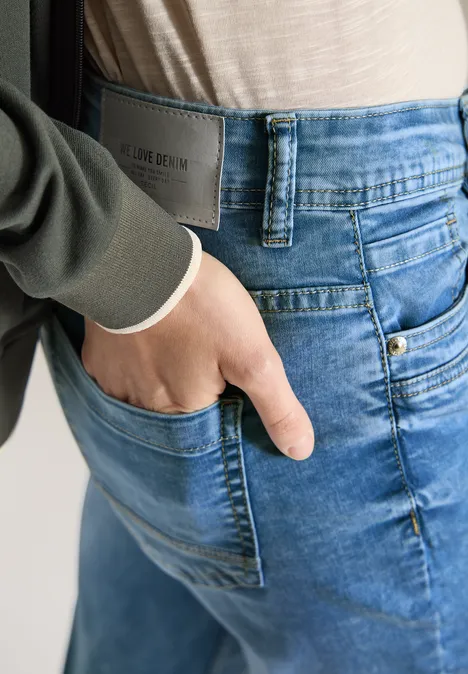 Mid Waist Slim Legs jeans in casual fit light blue washed