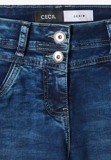 Detailaufnahme einer blauen Jeanshose mit doppeltem Knopfverschluss und Eingrifftasche, Markenlabel 'CECIL'.