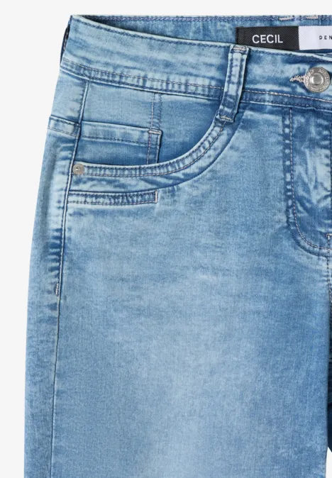 Close-up van een lichtblauwe spijkerbroek met merklabel en zakken.