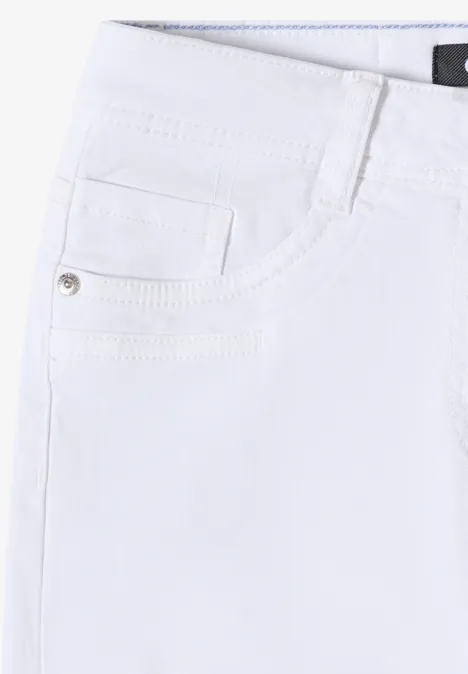 Witte spijkerbroek met opvallende stiksels, riemlussen en voorzakken.