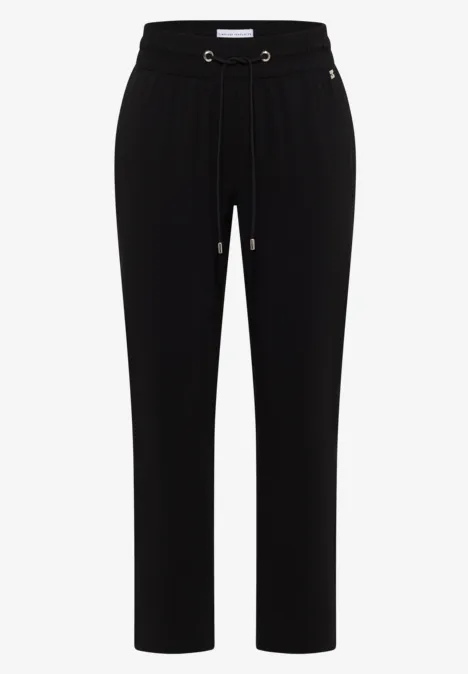 Zwarte stofbroek met rechte pasvorm, elastische taille en subtiele riemlussen.