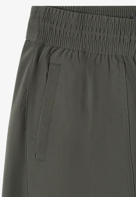 Grau-grüne Hose mit elastischem Bund und seitlicher Tasche.