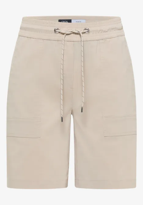 Beige Baumwoll-Shorts mit elastischem Bund, Kordelzug und aufgesetzten Taschen, knielang.
