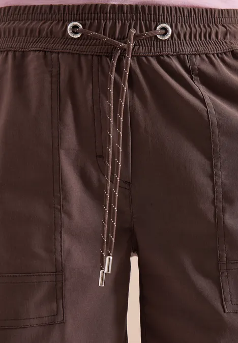 Dunkelbraune Cargo-Shorts mit Kordelzug und aufgesetzten Taschen