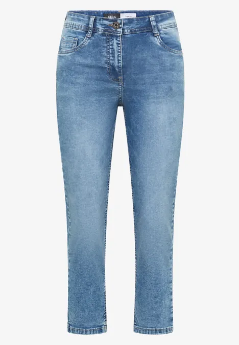 Lichtblauwe damesjeans met hoge taille en smalle pasvorm in een klassieke stijl.
