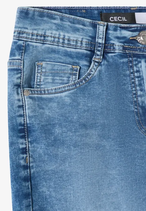 Blauwe spijkerbroek met voorzak, muntenzakje, riemlussen en knoop.