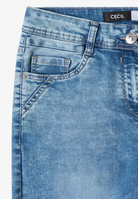 Close-up van een blauwe spijkerbroek met zakken en label.