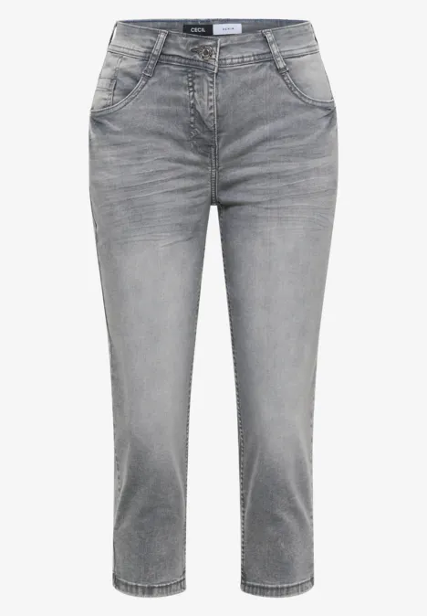 Grijs gewassen 7/8 damesjeans met rechte pijpen, mid-rise taille en zakken.