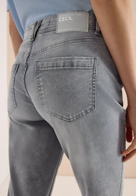 Close-up van de achterkant van iemand in lichtgewassen grijze CECIL-jeans.