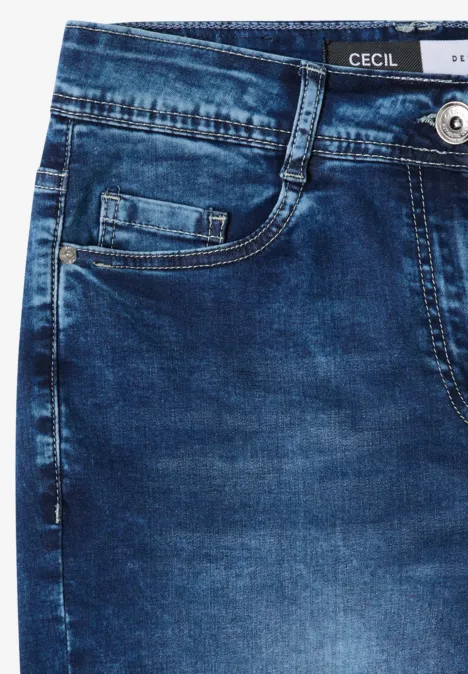 Frontansicht einer blauen Jeans mit Gürtelschlaufen, Münztasche und silbernem Knopf.