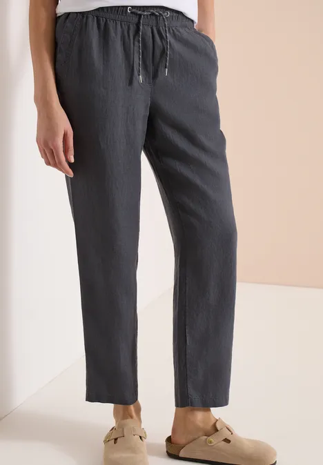 Donkergrijze linnenbroek met koord, steekzakken en rechte pijpen tot op de enkels.