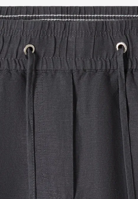 Dunkelgrauer elastischer Bund mit Kordelzug und Metallösen an einer Hose oder Badeshorts.