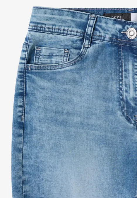 High waist Slim Fit Capri Jeans authentic used wash Nahaufnahme eines blauen Jeanshosenbunds mit Tasche, Gürtelschlaufen und Knopf.