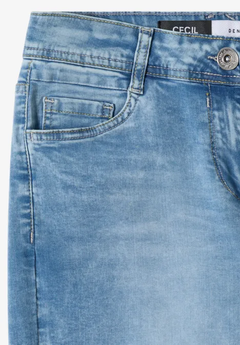 3/4 High Waist Wide Leg Jeans im Slim Fit light blue washed Nahaufnahme einer hellblauen Jeans mit Münztasche und Knopfverschluss am Bund.