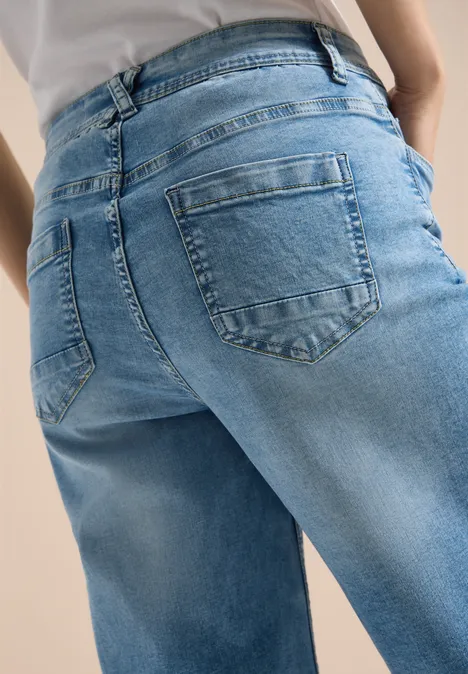 3/4 High Waist Wide Leg Jeans im Slim Fit light blue washed Nahaufnahme einer Person von hinten in blauen Jeans und weißem Oberteil.