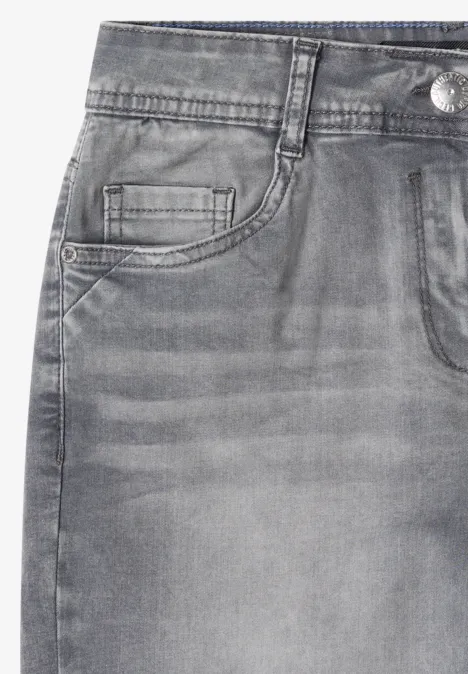 Slim Leg Jeansshorts im Casual Fit mid grey used wash Graue stonewashed Jeans mit Vordertasche, kleiner Münztasche und Gürtelschlaufen.