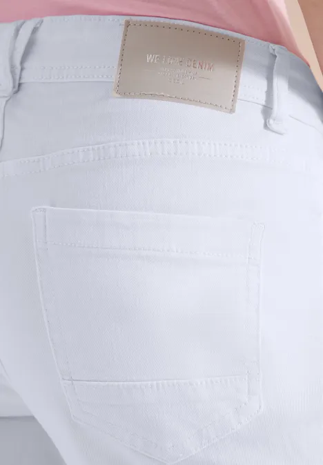 Weiße Jeans mit hoher Taille und sichtbarer Gesäßtasche samt Lederetikett am Bund