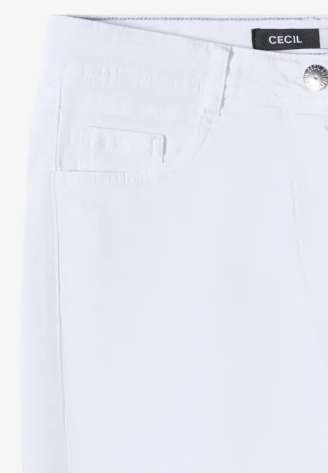 Weißer Bund einer Damenjeans mit Taschen, Metallknopf und Cecil-Label in Nahaufnahme.