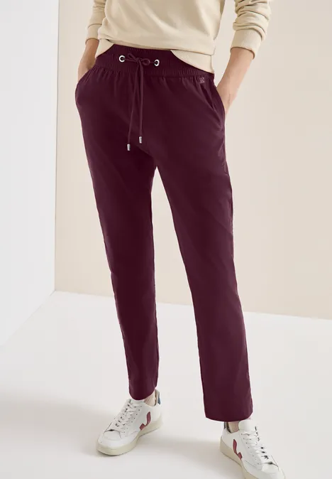 Pantalon Mid Waist Slim Leg en Casual Fit grape red