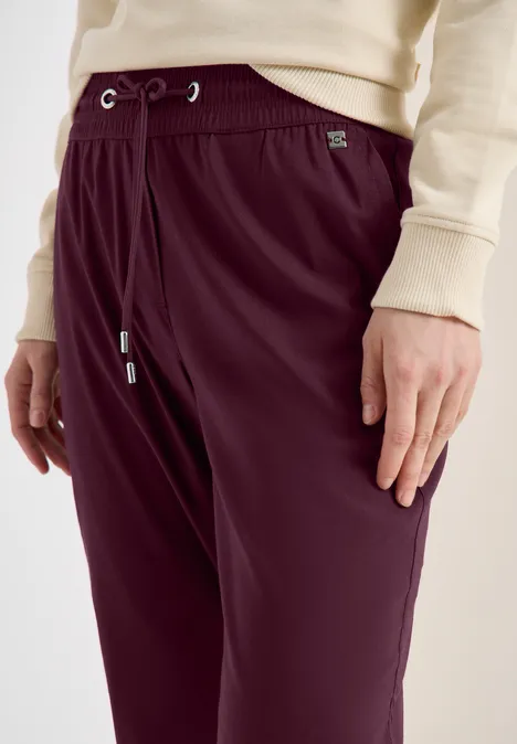 Pantalon Mid Waist Slim Leg en Casual Fit grape red