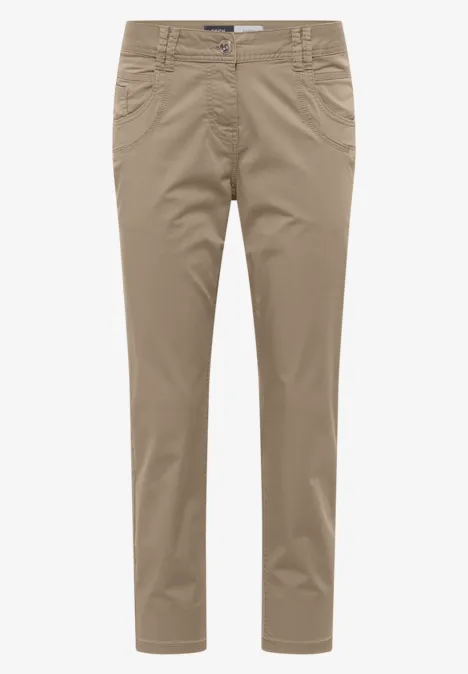 Beige Chino-Hose mit geradem Schnitt, Bund mit Gürtelschlaufen, seitlichen Eingrifftaschen und schmalen Beinen.