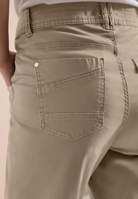 Hinteransicht einer Person in beigefarbenen Hosen, Nahaufnahme der Gesäßtasche.