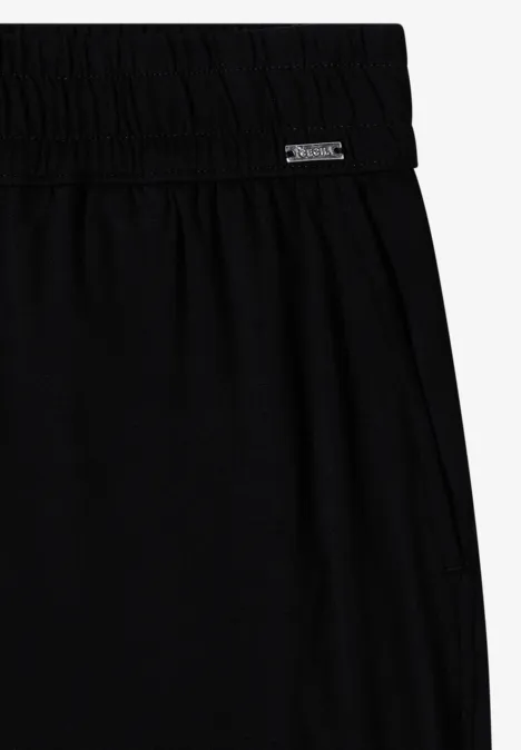Schwarze, elastische Bundhose oder Shorts mit seitlicher Tasche und kleinem Markenlabel.