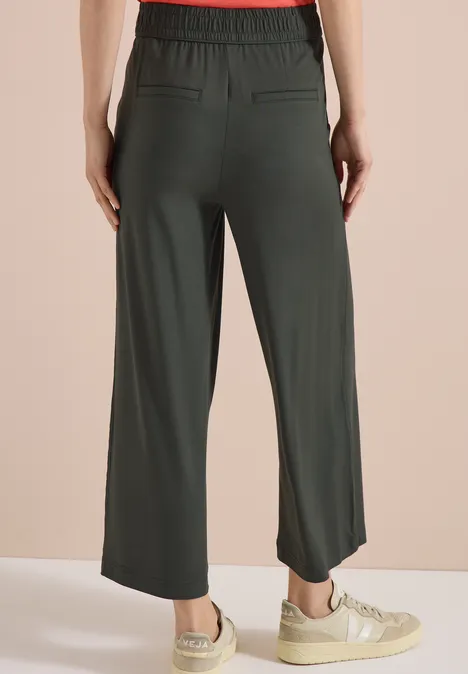 Dames high-waist olijfgroene broek met wijdvallende 7/8 pijpen, nepachterzakken.