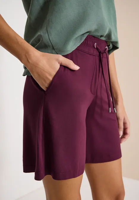 Damesshort in aubergine met taillekoord en zijzakken, losvallend en comfortabel.