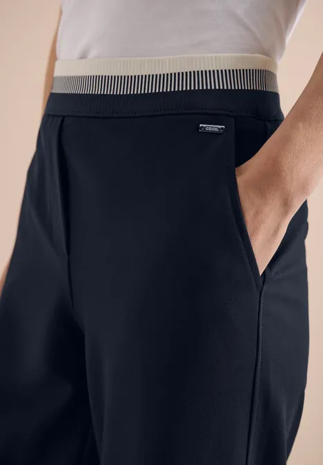 Schwarze Sporthose mit elastischem Bund und seitlichen Taschen, schlicht und bequem.