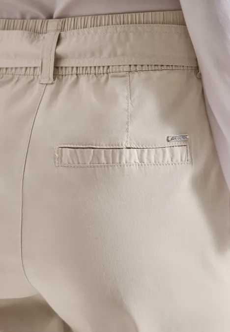 Hellbeige Hose von hinten, mit Gesäßtasche und dezenter Markenapplikation am Bund.