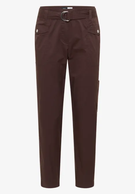 Braune Hose mit Taillengürtel und seitlicher Tasche, legerer Schnitt.