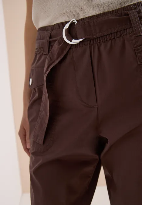 Braune Hose mit D-Ring-Bund und Seitentasche.