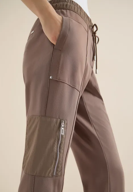 Broek met smalle pijpen coffee taupe