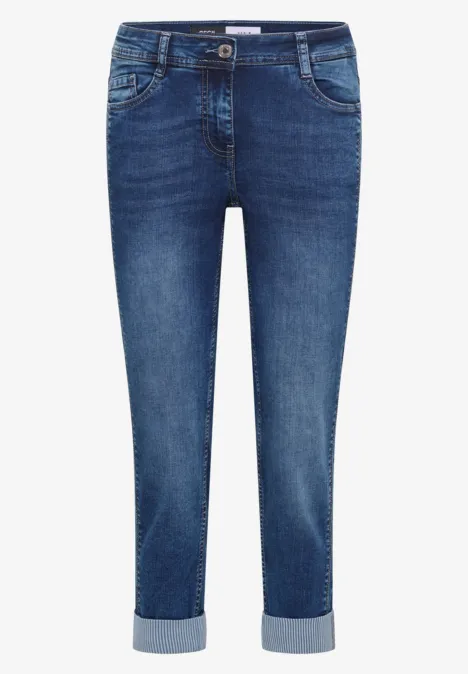 Mid Waist straight leg jeans in casual fit mid blue wash Blauwe jeans met opgerolde pijpen, slim fit, vijf zakken en een casual, moderne uitstraling.
