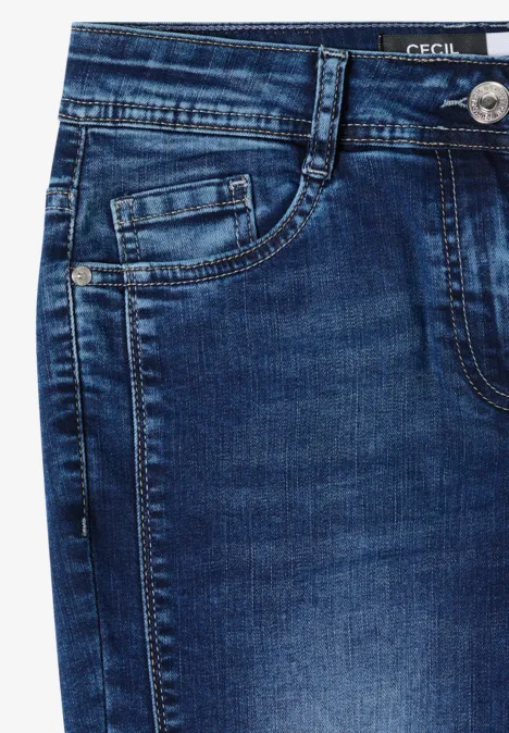Mid Waist straight leg jeans in casual fit mid blue wash Close-up van een blauwe spijkerbroek met zakken, riemlussen en metalen knoop