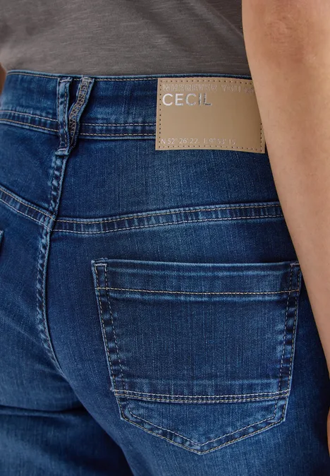 Mid Waist straight leg jeans in casual fit mid blue wash Close-up van blauwe CECIL-jeans, zicht op achterzak en merklabel.